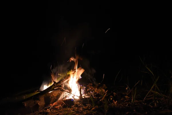 Feu Camp Nuit Avec Une Longue Flamme Des Étincelles — Photo