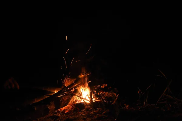 Lagerfeuer Der Nacht Mit Langer Flamme Und Funken — Stockfoto