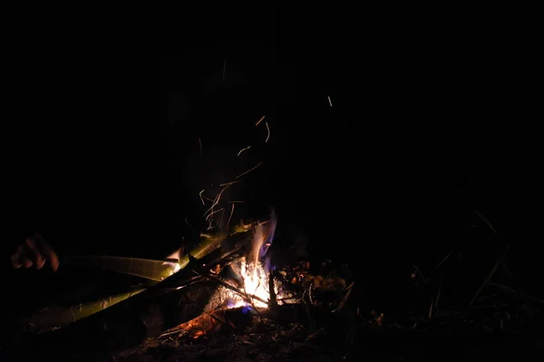 Fogata Noche Con Llama Larga Chispas — Foto de Stock