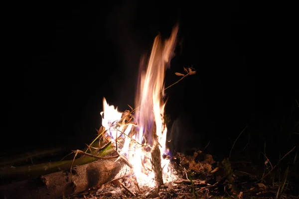 Falò Notte Con Fiamma Lunga Scintille — Foto Stock