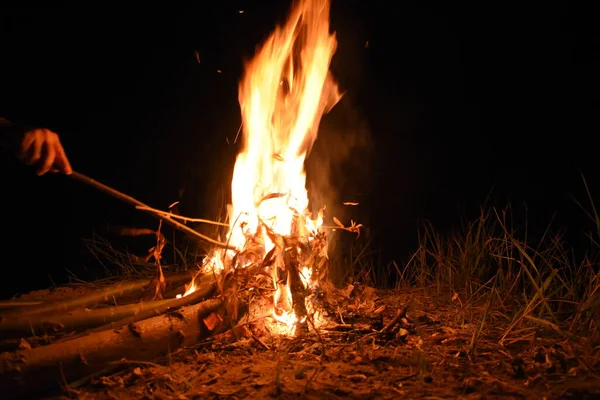 長い炎と火花で夜のキャンプファイヤー — ストック写真