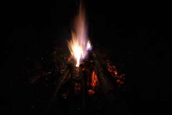 Falò Notte Con Fiamma Lunga Scintille — Foto Stock