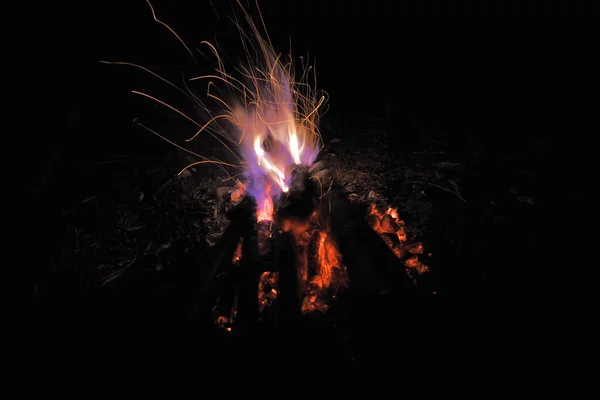 Falò Notte Con Fiamma Lunga Scintille — Foto Stock