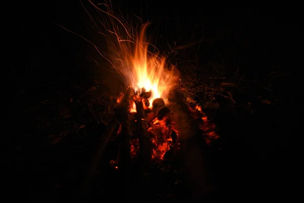 長い炎と火花で夜のキャンプファイヤー — ストック写真