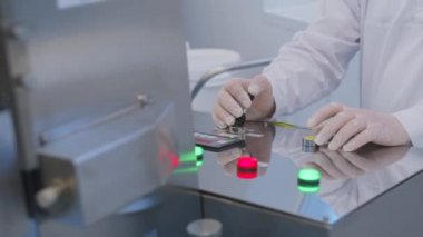 Tıp subayı laboratuarda çalışıyor, bir aşı geliştiriyor. Coronavirus, COVID-19, 2019-ncov ilaç araştırma konsepti