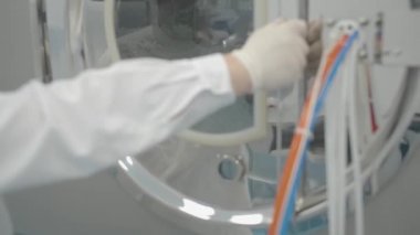 Tıp subayı laboratuarda çalışıyor, bir aşı geliştiriyor. Coronavirus, COVID-19, 2019-ncov ilaç araştırma konsepti