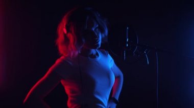 Stüdyo mikrofonlu şarkıcı kız. Güzellik güzeli profesyonel şarkıcı kız yakın plan. Müzik stüdyosu. Şarkı, pop müzik konsepti. 4K UHD