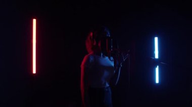 Stüdyo mikrofonlu şarkıcı kız. Güzellik güzeli profesyonel şarkıcı kız yakın plan. Müzik stüdyosu. Kayıt stüdyosu. Kayıtlar. Şarkı, pop müzik konsepti. 4K UHD