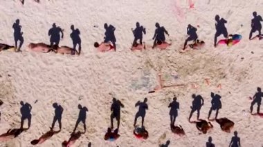 Sahilde dans eden bir grup gencin hava görüntüsü. Karadeniz Kıyısı. Sahilde spor aktiviteleri. Hızlı kalabalık