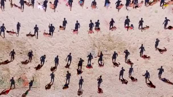 Αεροφωτογραφία μεγάλης ομάδας νέων που χορεύουν στην παραλία. Ακτή Μαύρης Θάλασσας. Αθλητικές δραστηριότητες στην παραλία. Φλας όχλος — Αρχείο Βίντεο