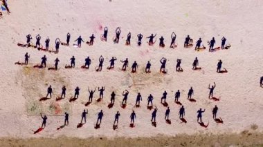 Sahilde dans eden bir grup gencin hava görüntüsü. Karadeniz Kıyısı. Sahilde spor aktiviteleri. Ani kalabalık. Gölge dansı. Merhaba.