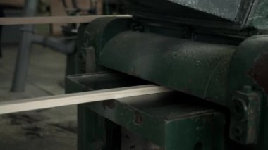 Büyük İmalat Fabrikası 'nda mobilya için güzel bir ahşap çerçeve. El sanatları. Woods Prodüksiyon. 4K görüntü