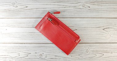 Tahta arka planda kırmızı cüzdan. Üst Manzara. Düz Yatay