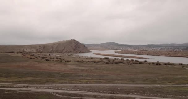 Veduta aerea del fiume e delle colline della Siberia vicino alla città di Ulan-Ude. CALCIO 4K — Video Stock