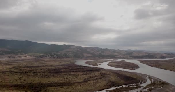 Вид с воздуха на реку и холмы в Сибири вблизи города Улан-Удэ. Foxconn 4K — стоковое видео