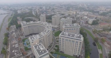 Saint-Petersburg, Rusya 'nın hava manzarası. Neva Nehri adında seçkin bir yerleşim yeri inşaatı bulutlu havada trafiğin yoğun olduğu bir yer. 4K