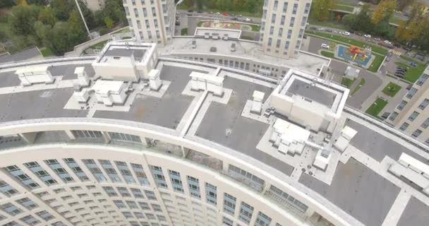 Вид с воздуха на Санкт-Петербург, Россия. Здание элитного жилого комплекса на Неве, оживленное движение в облачную погоду. 4K — стоковое видео