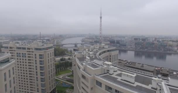 공중에서 본 상트페테르부르크, 러시아. 칸 테미 로프스 키 다리, 네바 강, 그리고 텔레비전 타워. 구름낀 날씨에 붐비는 교통 체증. 4K — 비디오