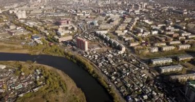 Ulan-Ude şehrinin havadan görünüşü. Rusya Sibirya. Nehir, apartmanlar, otoyol, yoğun trafik, sisli hava. 4K