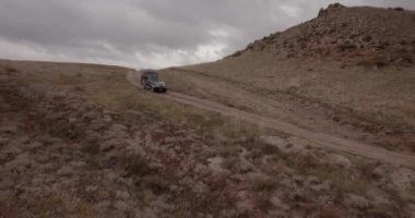 Ulan-Ude, Sibirya, Rusya çevresindeki yüksek tepelerde uçan eski bir cipin hava manzarası. DJI Maviç Pro 4K