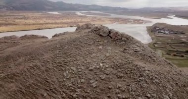 Ulan-Ude kenti yakınlarındaki Sibirya 'daki nehir ve tepelerin havadan görüntüsü. 4K FOOTAJ