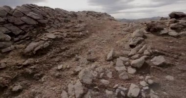 Ulan-Ude kenti yakınlarındaki Sibirya 'da nehir, tepeler ve eski köy havadan görünüyor. 4K FOOTAJ