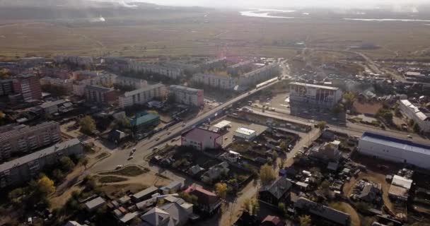 Luftaufnahme der Stadt Ulan-Ude. Russland Sibirien. Flüsse, Wohnhäuser, Autobahnen, viel Verkehr, Hügel, Rauch, Nebel. 4K — Stockvideo