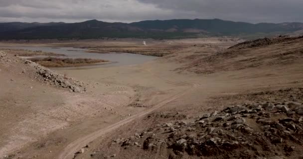 Dramática caída oscura estepa del desierto en una meseta montañosa con rangos de colinas en un horizonte horizonte de tormenta. Vista aérea del río y las colinas en Mongolia. 4K — Vídeos de Stock