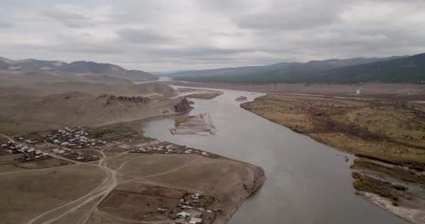 Воздушный вид на реку, холмы и древнюю деревню в Сибири недалеко от города Улан-Удэ. 4K FOREAGE. Церковь — стоковое видео
