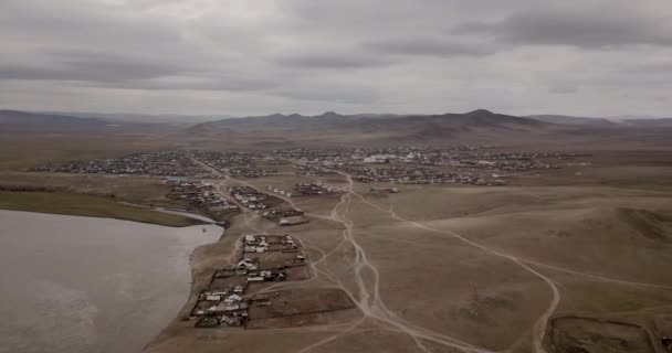 Widok z lotu ptaka na rzekę, wzgórza i starożytną wioskę na Syberii w pobliżu miasta Ulan-Ude. FOOTAGE 4K — Wideo stockowe