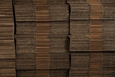 Karton kutular ayrıntılı arkaplan dokusunu kapatır