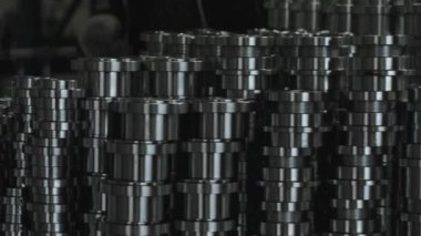 Üretim departmanının bir çalışanı yeni bir yedek parça üretimi üzerinde çalışıyor. Araba parçalarını depoya gönderilecek şekilde masanın üzerine koyar. 4K FOOTAJ
