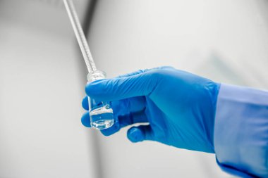 Bilim adamının elinde deney tüpleri, bilim ve tıbbi araştırma ve geliştirme konseptine kimyasal sıvı damlatan matara ve pipet.