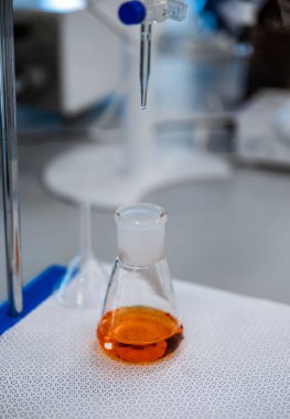 Kahverengi sıvılı mataralar, bilim ve tıbbi araştırma ve geliştirme konsepti. Aşı üretim laboratuvarı.