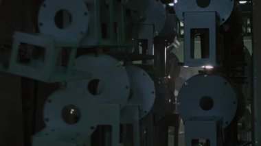 Alışveriş merkezleri ve geniş alanlar için endüstriyel yelpaze üretmek için büyük metal parçaları. 4K FOOTAJ