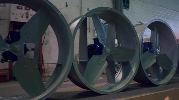 Grandes pièces métalliques pour la fabrication de ventilateurs industriels pour les centres commerciaux et les grands espaces. FOOTAGE 4K — Video