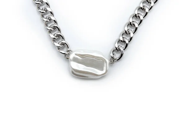 Bijouterie银链和一个美丽的闪亮的白色宝石在白色的背景。珠宝概念 — 图库照片