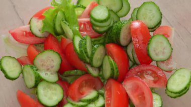 Aşçı taze sebze ve sebze salatasını pişirme yağıyla doldurur. Sağlıklı beslenme. Tam HD
