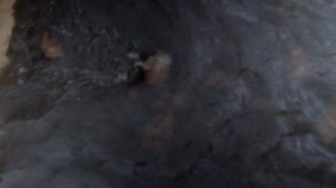 Tosno şelalesi. Yakın plan. Taş Kaya Akıntılı Şelale. Rusya, Saint-Petersburg, Ulyanovka köyü. çekim hareketi