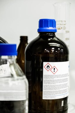 Koronavirüse karşı geliştirilen aşı ve antiviral ilaçlar laboratuvarda tehlike uyarısı için biyolojik tehlike işaretini gösteriyor. COVID-19 araştırması
