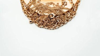 Bijouterie. Altın zincirler ve beyaz arka planda güzel bir altın kutu. Mücevher konsepti