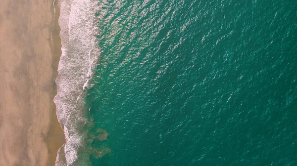 Oaxaca Meksika boyunca dalgaların ve plajların hava perspektifi