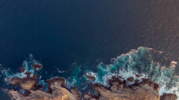 Denizde kayaların havadan görünüşü