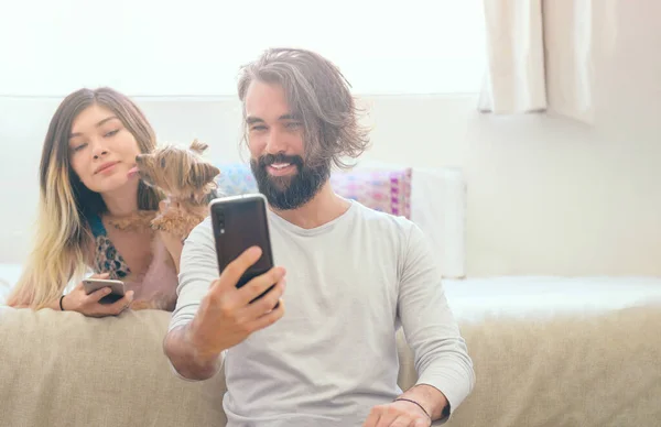 Joven Pareja Enamorada Riéndose Tomando Una Selfie Con Perrito —  Fotos de Stock