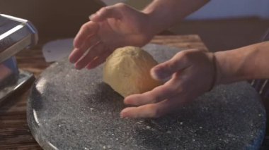 Elleriniz hamuru hazırlayın. Şef ev yapımı makarna hamurunu yavaş çekimde hazırlıyor. Yemek videosu. Makarna yapıyorum.