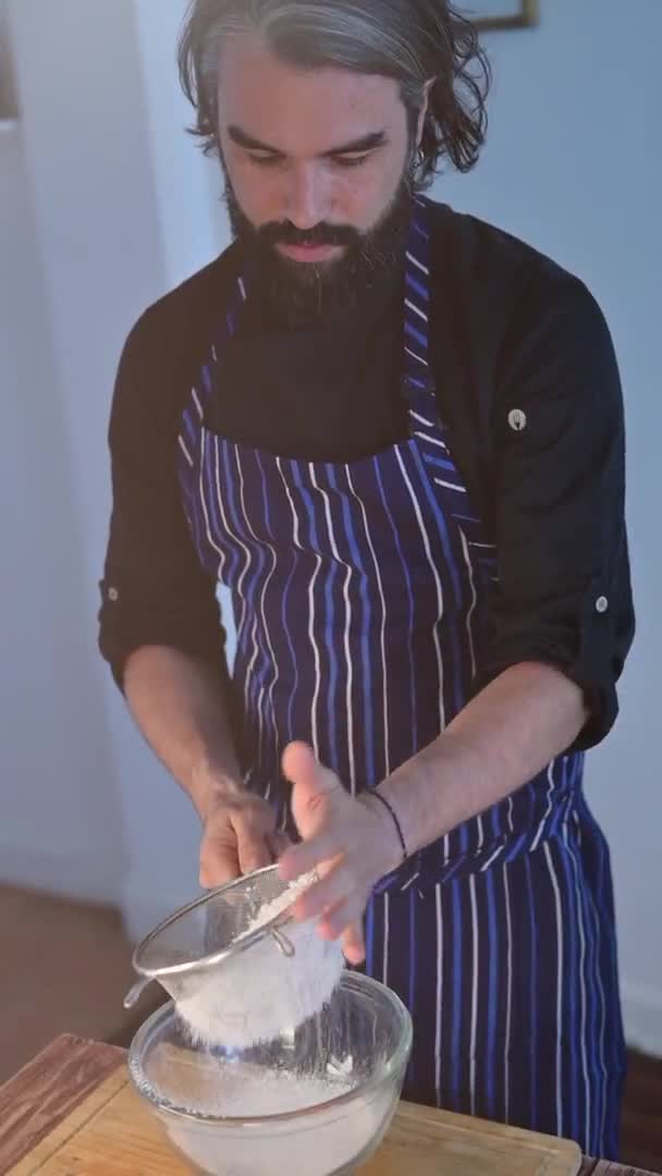 Вертикальное Замедленное Видео Смешал Тесто Процесс Приготовления Вкусной Домашней Пасты — стоковое видео