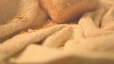 Kırsal bir arka planda ev yapımı ekmeğin yavaş çekim videosu. Taze fırın. Yeni fırınlanmış ekmek.