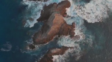 Bakir bir sahildeki büyük okyanus kayalarının havadan görünüşü. Pasifik Okyanusu 'nun havadan görünüşü. Oaxaca bakir plajı, Meksika.