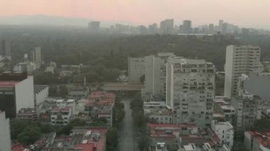 Chapultepec Ormanı 'ndan Mexico City' nin kirliliğinin havadan görüntüsü..