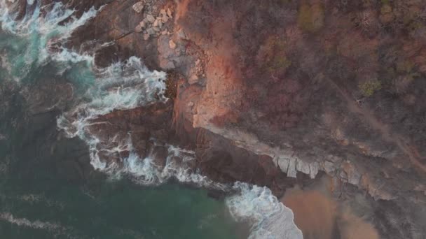 Letecký Pohled Velké Mořské Skály Panenské Pláži Letecký Výhled Tichý — Stock video